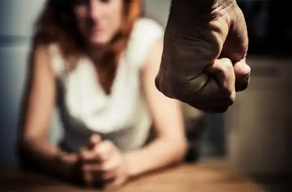 Denuncian que el Municipio no pagó las becas por violencia de género