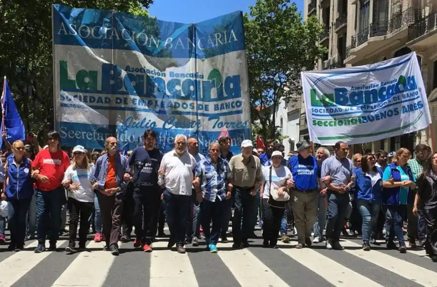 Los bancarios acordaron un aumento para el mes de noviembre del 17%