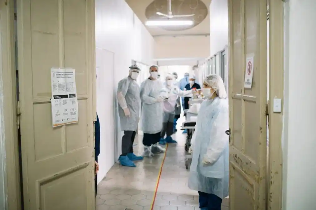 "Llantos y desbordes": Cómo atraviesan los trabajadores del Hospital Centenario el peor momento de la pandemia