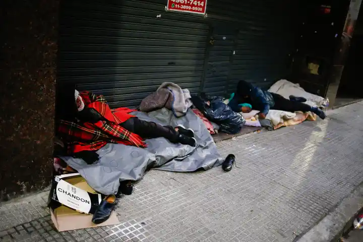 El drama de pasar las noches de ola polar en la calle.