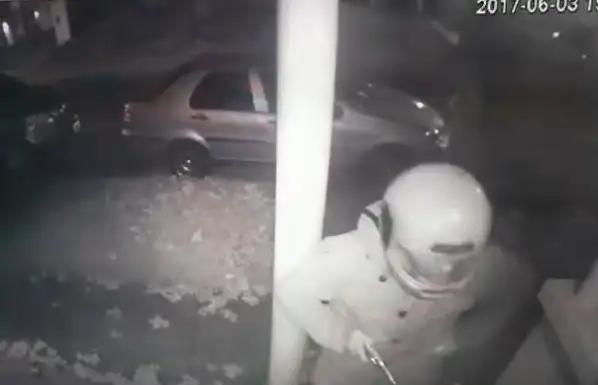 Video: Instructor de tiro mató al asaltante que lo abordó al llegar a su casa