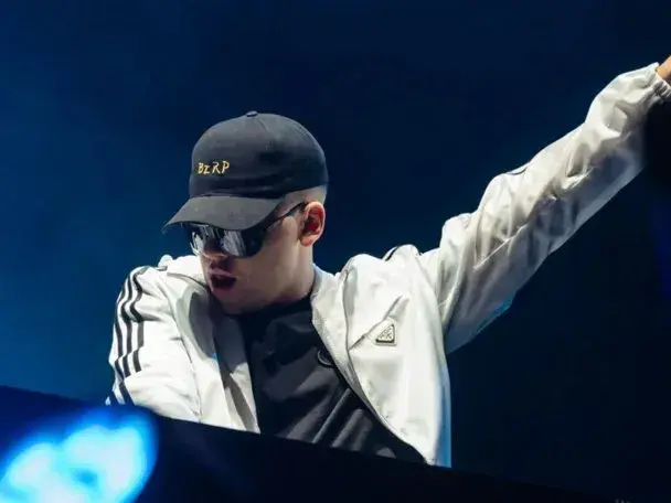 Bizarrap estaría se presentaría en el estadio Santiago Bernabéu el 16 d enoviembre en un evento de fútbol americano mundial.Foto:ACN
