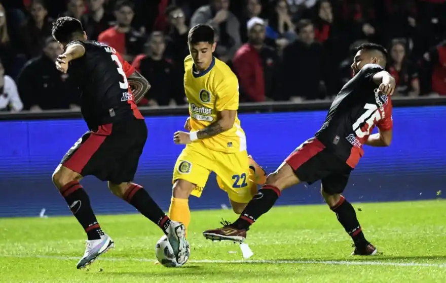 Central volvió a perder de visitante: con uno menos, cayó 2-1 ante Colón en Santa Fe