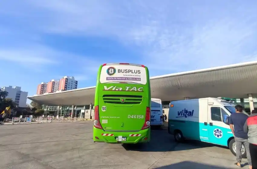 Micro larga distancia atropelló a un hombre en la Ferroautomotora y le fracturó la pierna