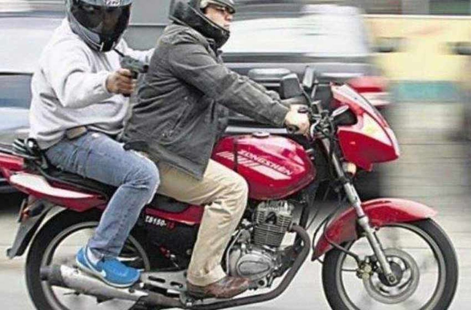 Ladrones en moto asaltaron a un jefe policial en Empalme Graneros