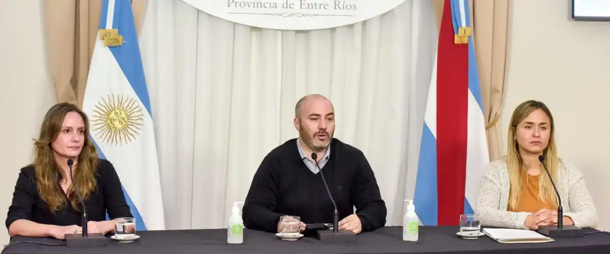 El subsecretario de Redes Integradas de Salud, Marcos Bachetti, acompañado por a secretaria de Cultura, Francisca D` Agostino, y la subsecretaria de Juventud, Brenda Ulman.