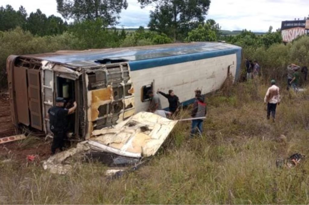El micro despistó y volcó en la Ruta Nacional 14.