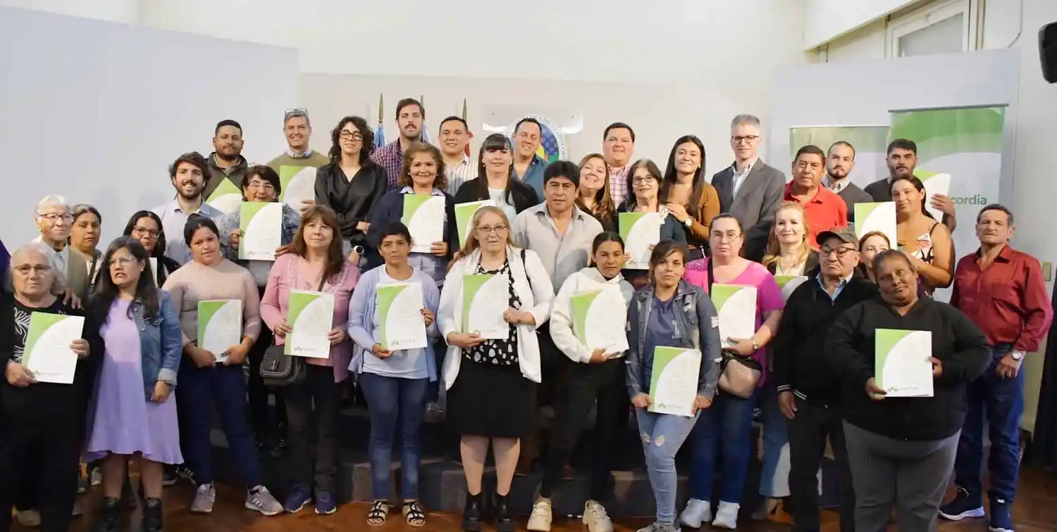 En el marco del programa de regularización dominial vecinos recibieron escrituras de sus terrenos