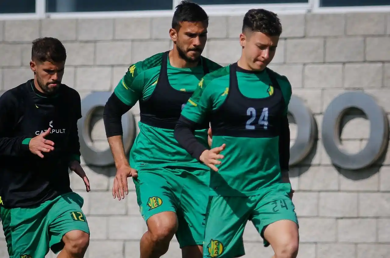 Palermo probó con los zagueros paraguayos