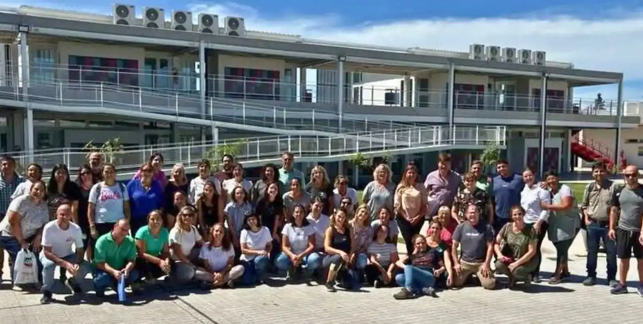 Docentes y directivos, delante la nueva escuela, tras la primera reunión plenaria de 2025.
