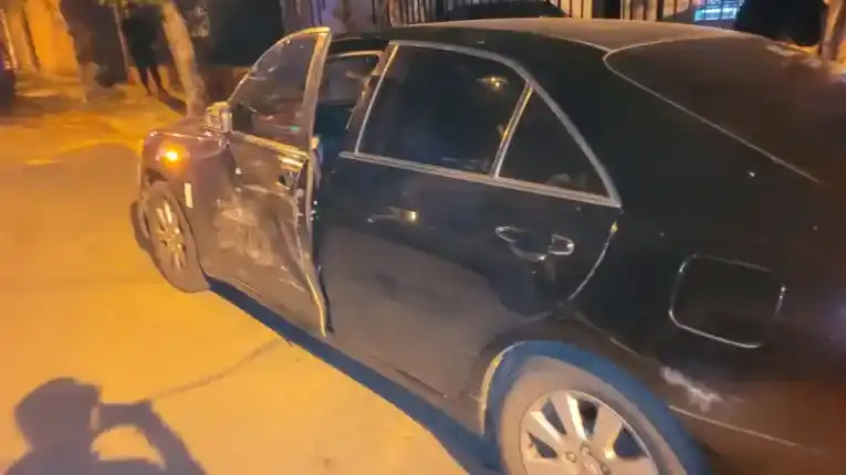 Arrastró a su padre para robarle el auto, chocó tres vehículos y tomó de rehén a su hijo de 11 años en Concordia