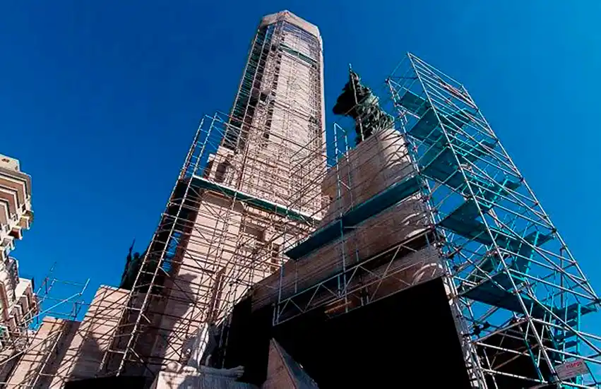 Llaman a licitación para retomar las obras en el Monumento a la Bandera