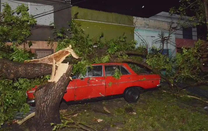 Destrozos, un muerto y 30 heridos en Uruguay por fuerte tormenta 