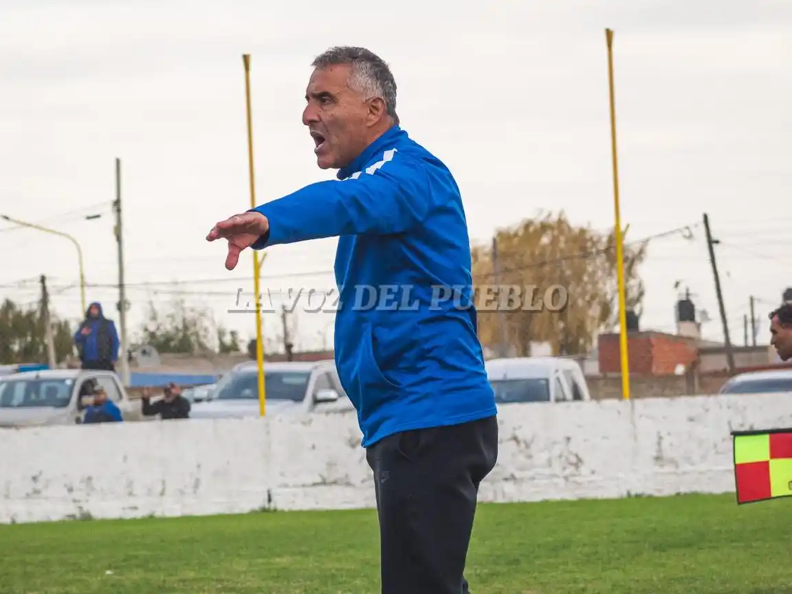 El pasado sábado, Gustavo "Cacho" Córdoba dirigió su último partido en Once ante Olimpo