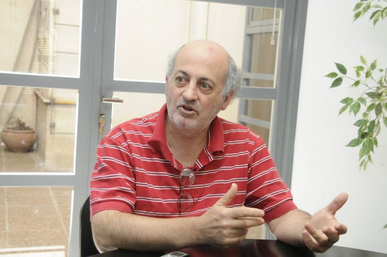 Irianni presentó Peones de ajedrez IV