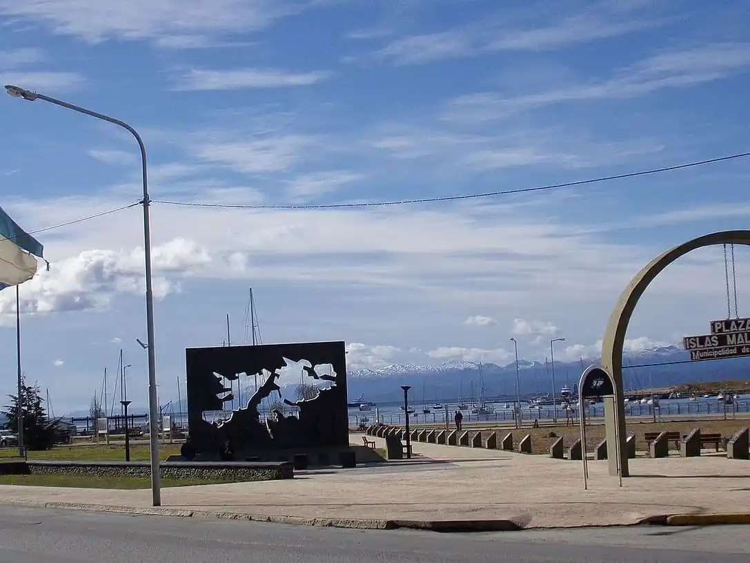 Referencia malvinera en la plaza de Ushuaia, capital de la provincia de Tierra del Fuego, Antártida e islas del Atlántico Sur. Foto: Gentileza