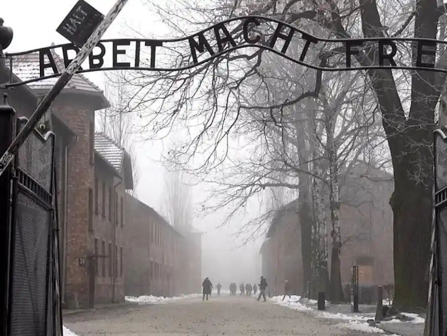 Puede leerse el tristemente célebre lema en alemán que caracterizaba a los centros de la muerte nazis: "Arbeit macht frei" (El trabajo libera).