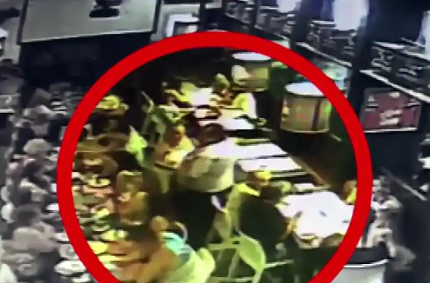 Están en todos lados: cómo roban carteras en un local gastronómico