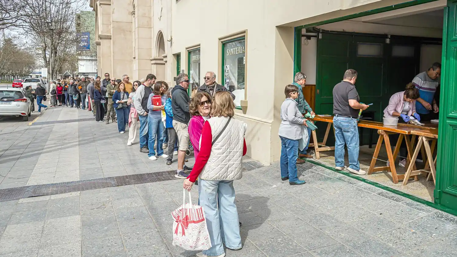 Larga fila. De aspirantes a adquirir porciones de la rica propuesta gastronómica
