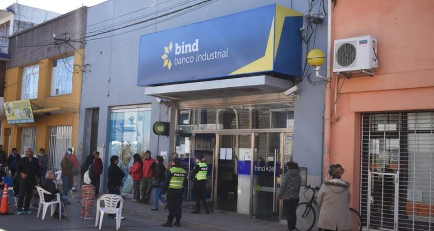 Desde el sábado y hasta el 13 de abril, los bancos abren sólo para jubilados y pensionados