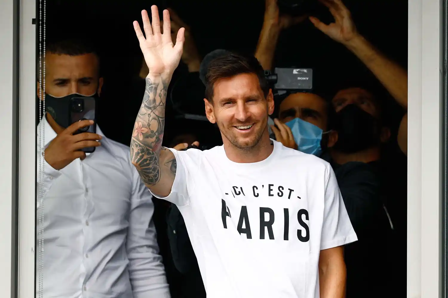 Messi pasó la revisión médica y firmó hasta 2023 con PSG