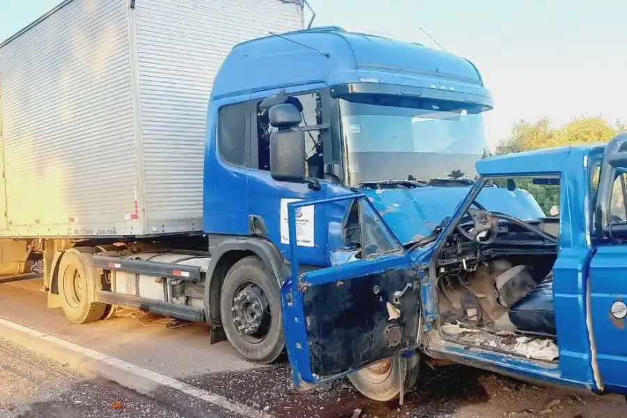 Fuerte accidente frontal entre un camión y una camioneta en Ruta 11: una persona terminó hospitalizada