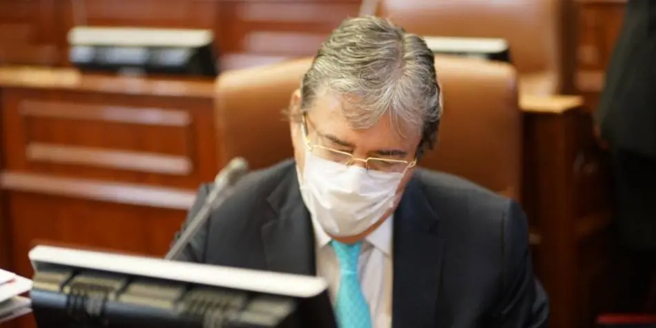 Sedado y con ventilación mecánica permanece MinDefensa colombiano