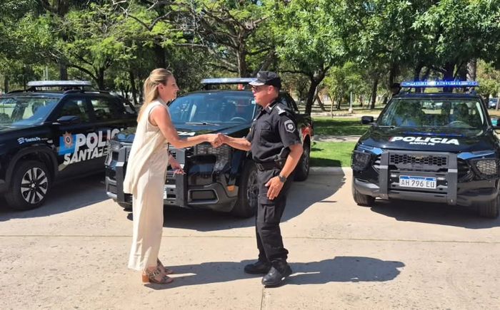 GRACIAS A LA GESTIÓN DEL MINISTERIO DE JUSTICIA Y SEGURIDAD PROVINCIAL, LA JEFATURA DE POLICÍA RECIBIÓ NUEVAS CAMIONETAS 0 KM QUE FUERON DESTINADAS A LA UR XIII - DEPTO. SAN CRISTÓBAL - 2