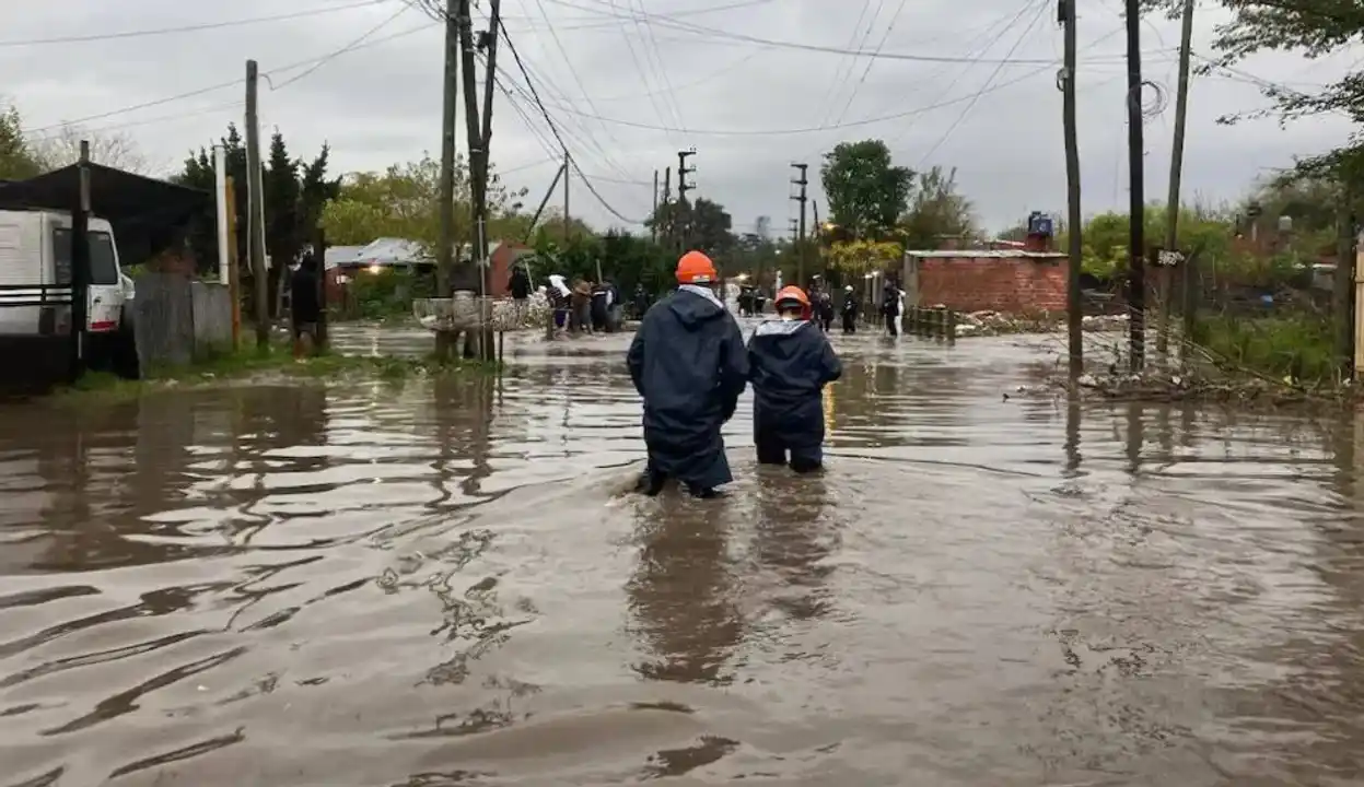 Buenos Aires bajo el agua: las intensas lluvias desataron caos y evacuaciones en varios municipios