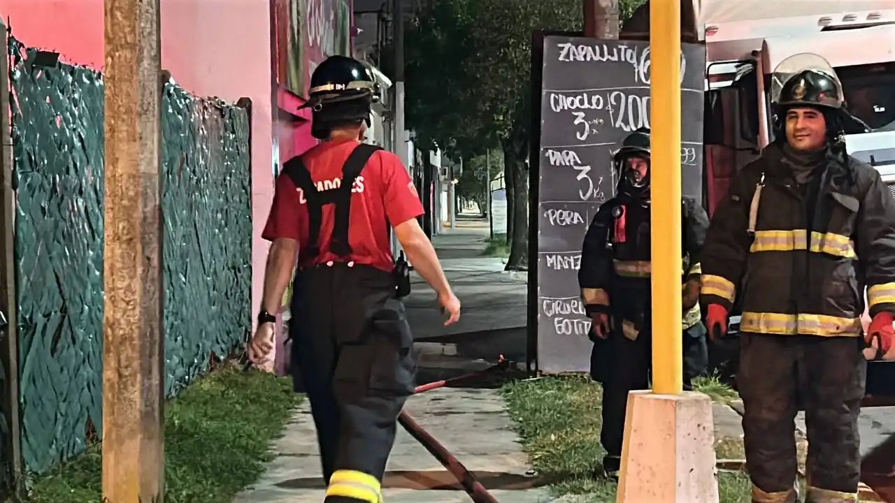 Incendio pilar de luz bomberos zapadores gur policía Rafaela av Fanti Ituzaingó-20260211 - 4