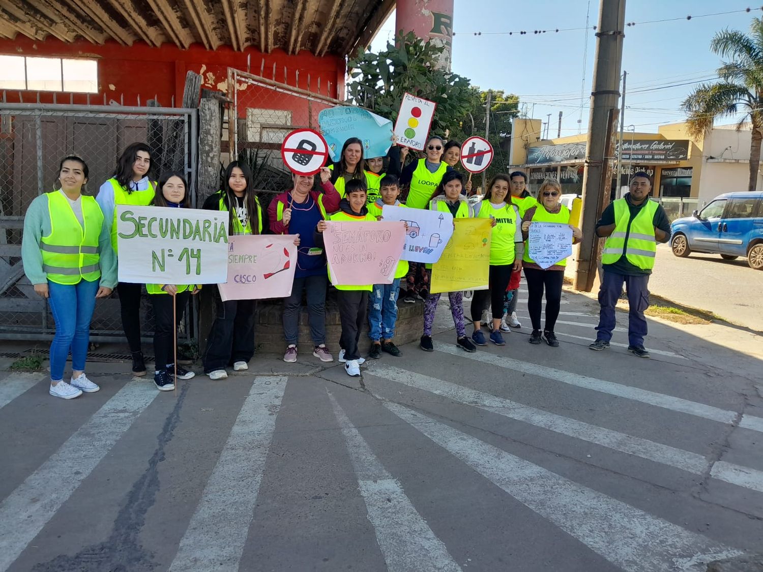 Seguridad vial: estudiantes de secundaria distribuyeron folletos para promover el tránsito seguro