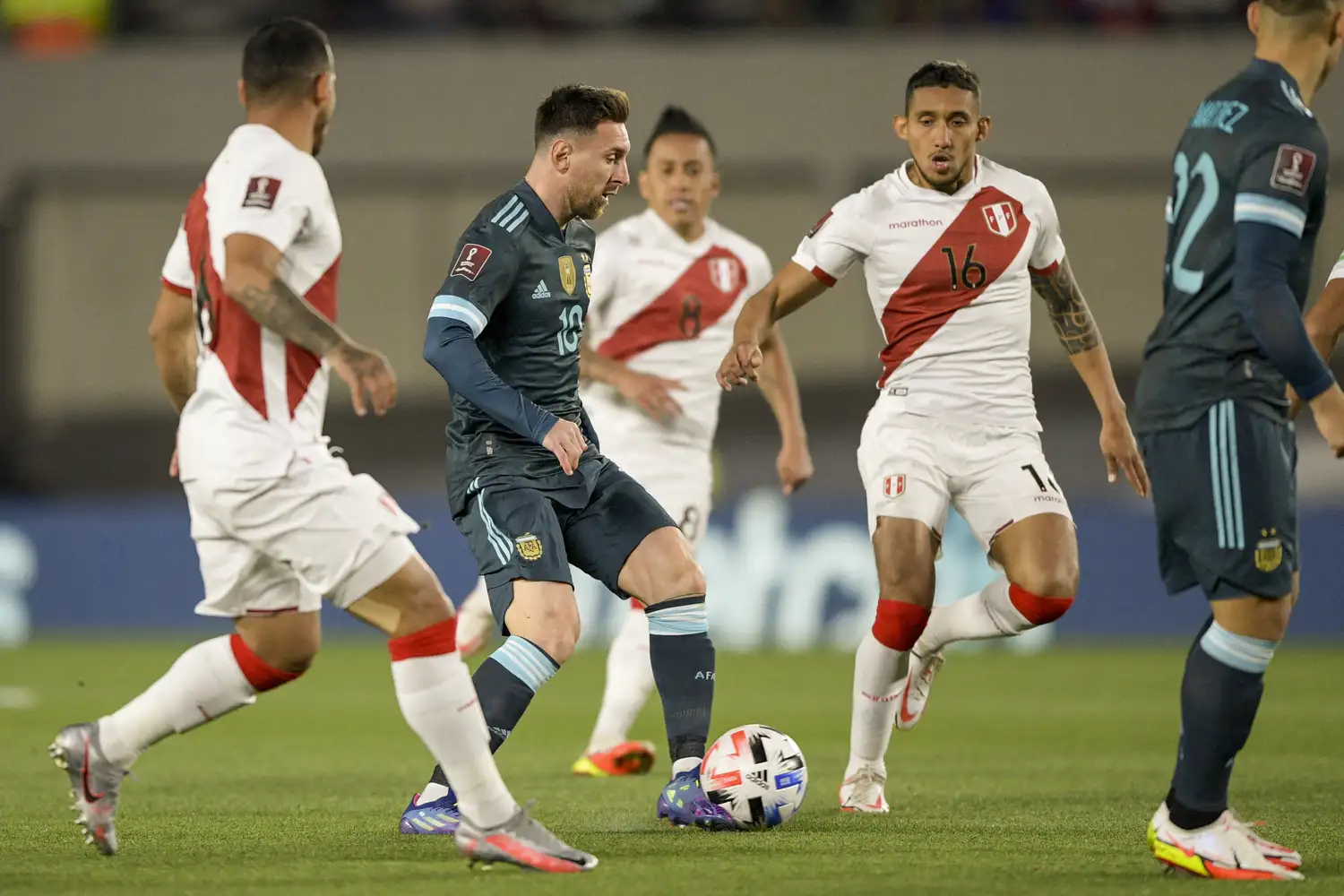 Messi, buscando pase en la zona ofensiva.
