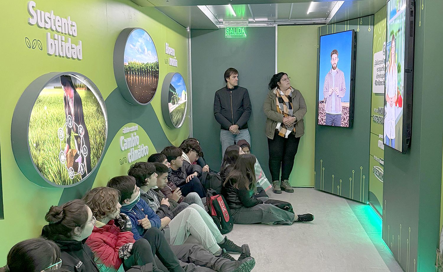 Visita. De estudiantes al camión del museo itinerante