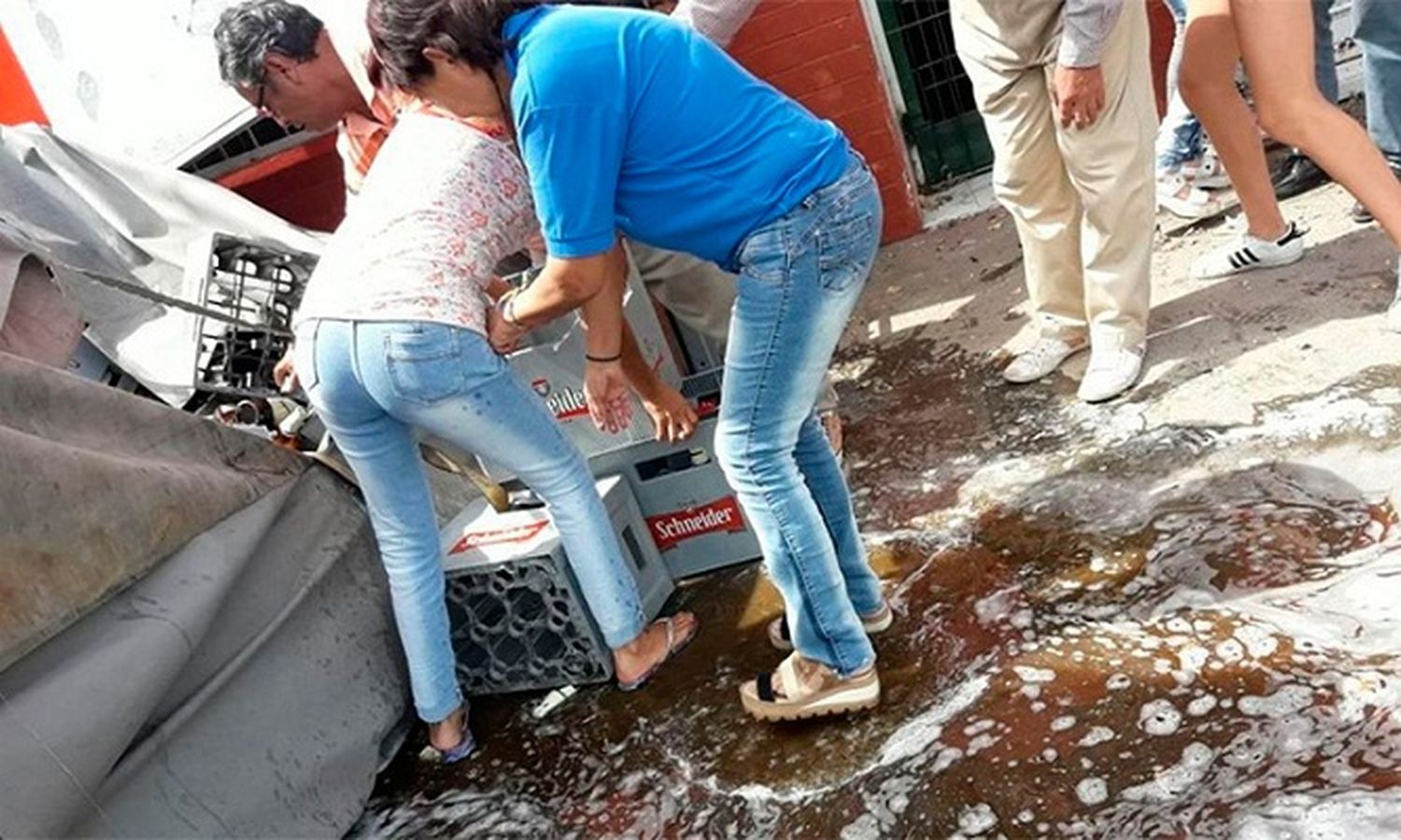 Volcó un camión con cerveza y lo saquearon en pocos minutos