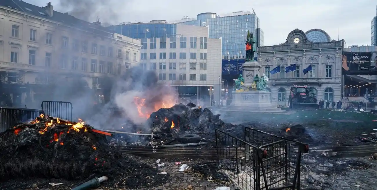 Caos en inmediaciones del Parlamento Europeo y del Edificio Europa en Bruselas por reclamos ante el acuerdo con Mercosur. Crédito: Xinhua/Peng Ziyang