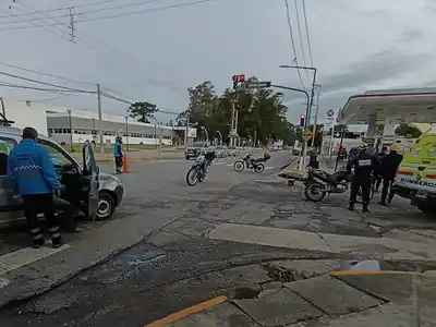 Un hombre de 43 años sufrió lesiones tras choque entre moto y utilitario en la esquina del Hospital