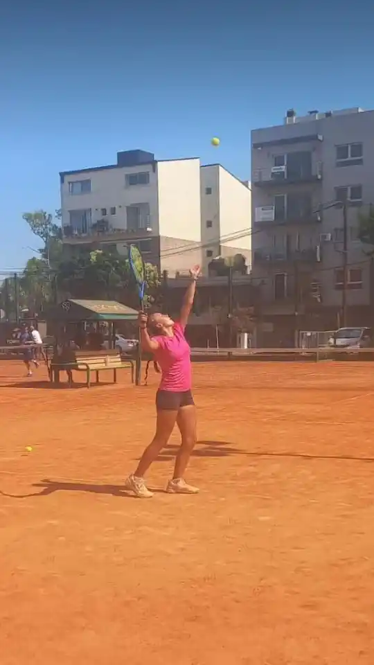 En dos tie breaks, Larraya consumó un debut positivo