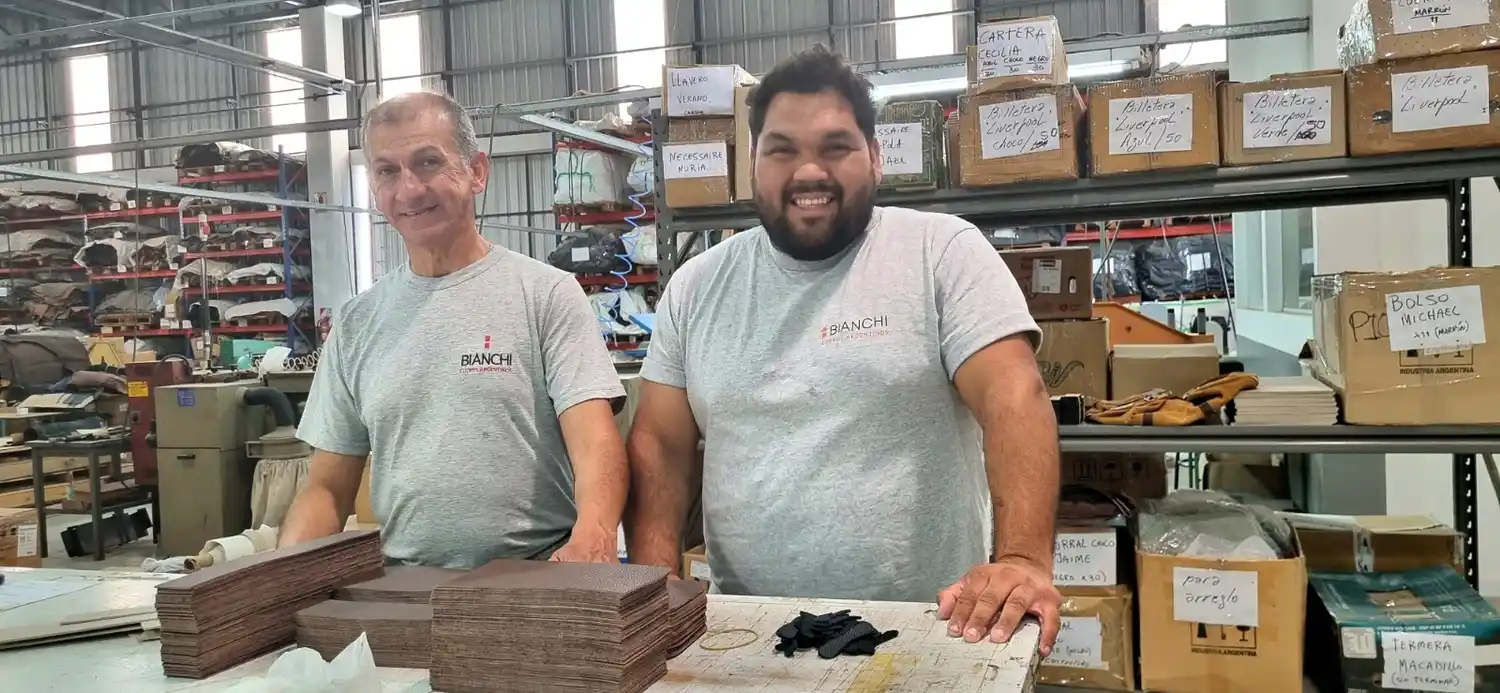 Marcelo Flores y Facundo Gómez, de la familia de Bianchi Cueros, una tradicional empresa de San Francisco.
