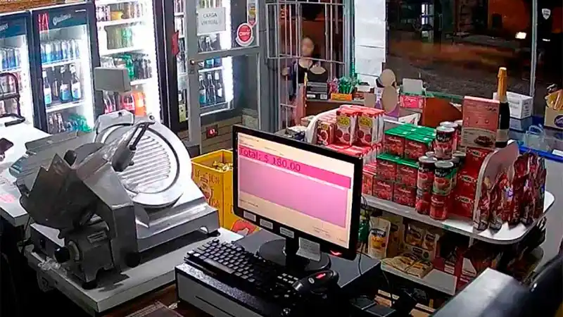 Estremecedor video: así fue el ataque a tiros que hirió a una nena de 6 años en un kiosco