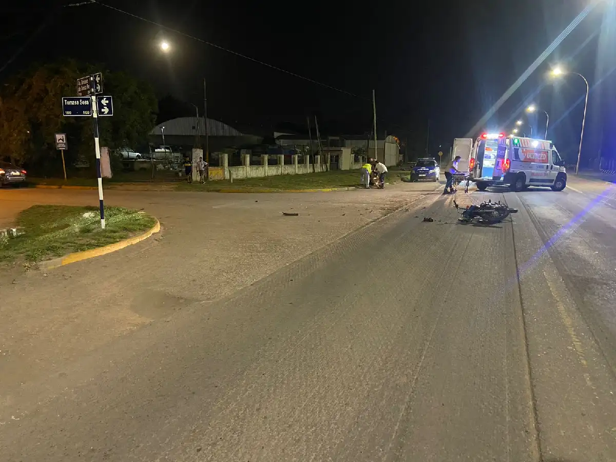 Accidente en barrio San Cayetano: lesiones graves para un joven que conducía una moto