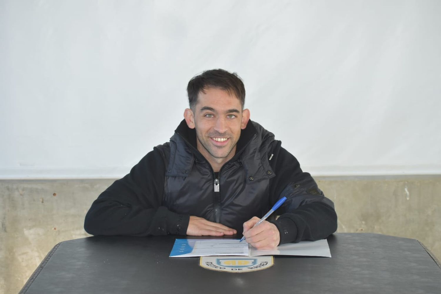 Ijiel Protti firmando el contrato
