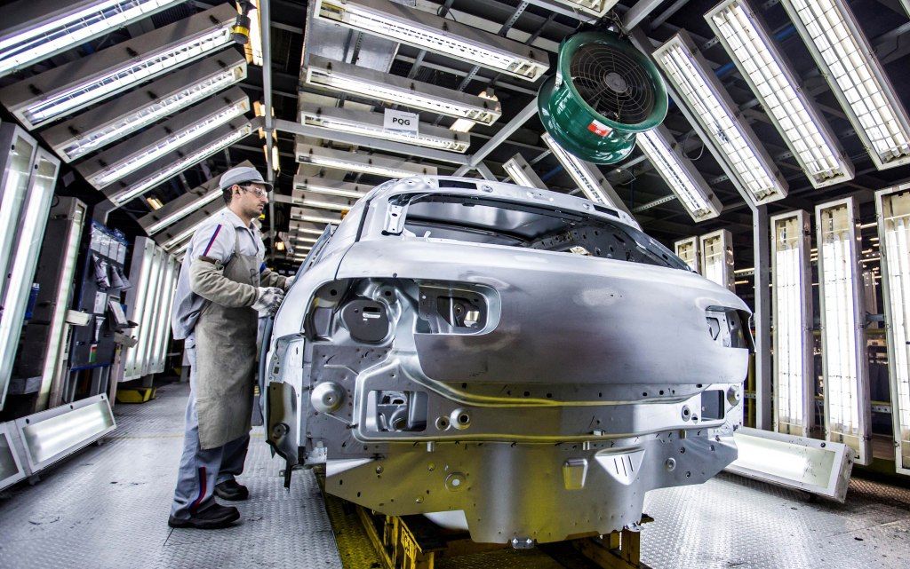 La producción de autos cayó 13,4% mensual en julio.