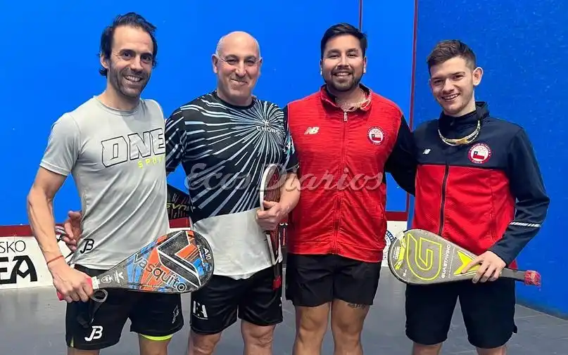 Entrenamiento. Joseba Bilbao y Miguel Merlo junto a jugadores chilenos