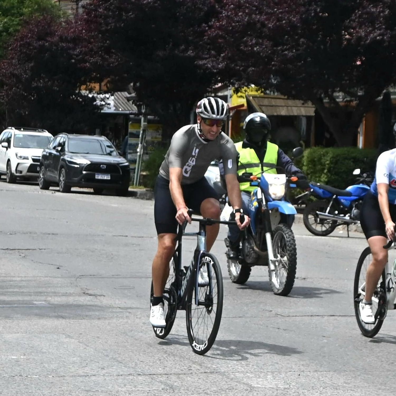 Scaloni participó de una carrera de ciclismo y causó furor en el sur argentino