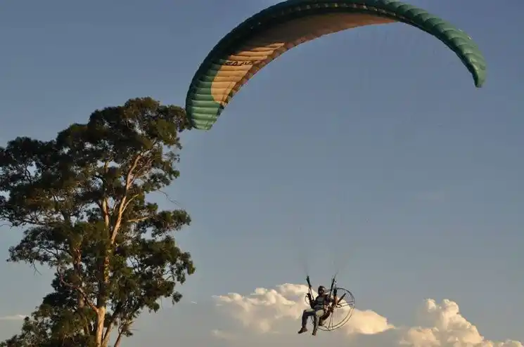Murió un parapentista extraviado mientras intentaban rescatarlo