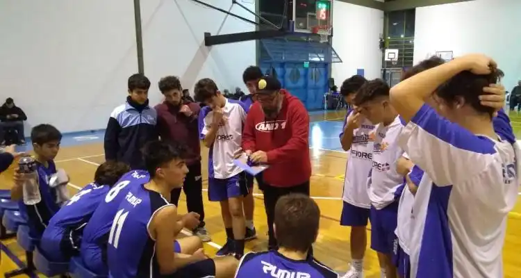 Náutico superó a Regatas de San Nicolás y ganó su grupo en la Etapa Zonal de la Liga U15