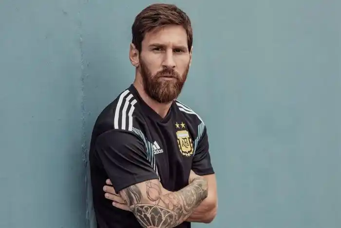 Messi posó con la nueva camiseta