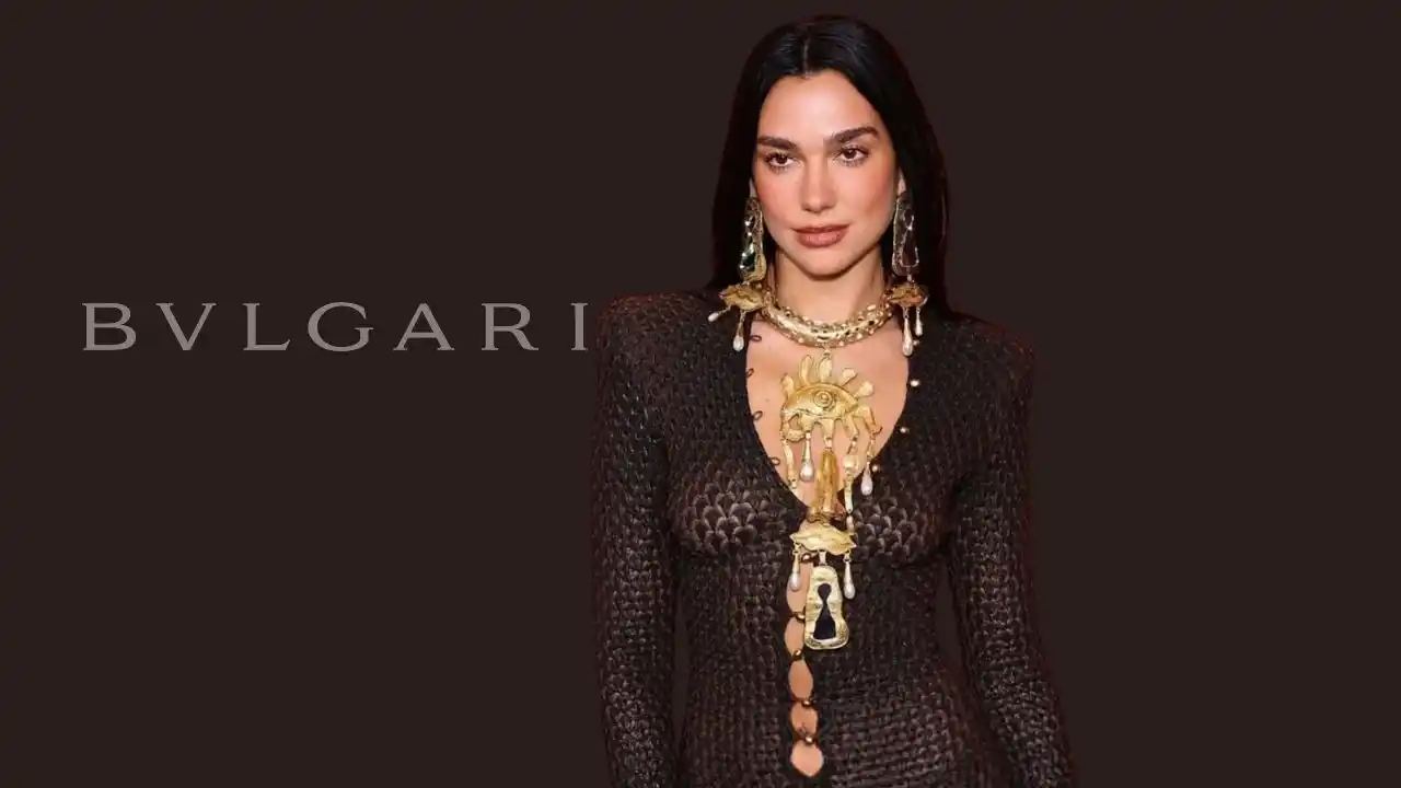 Desde la empresa destacaron que Dua Lipa encarna valores como la confianza, la creatividad y una visión moderna de la feminidad, cualidades que consideran alineadas con la identidad de la marca.