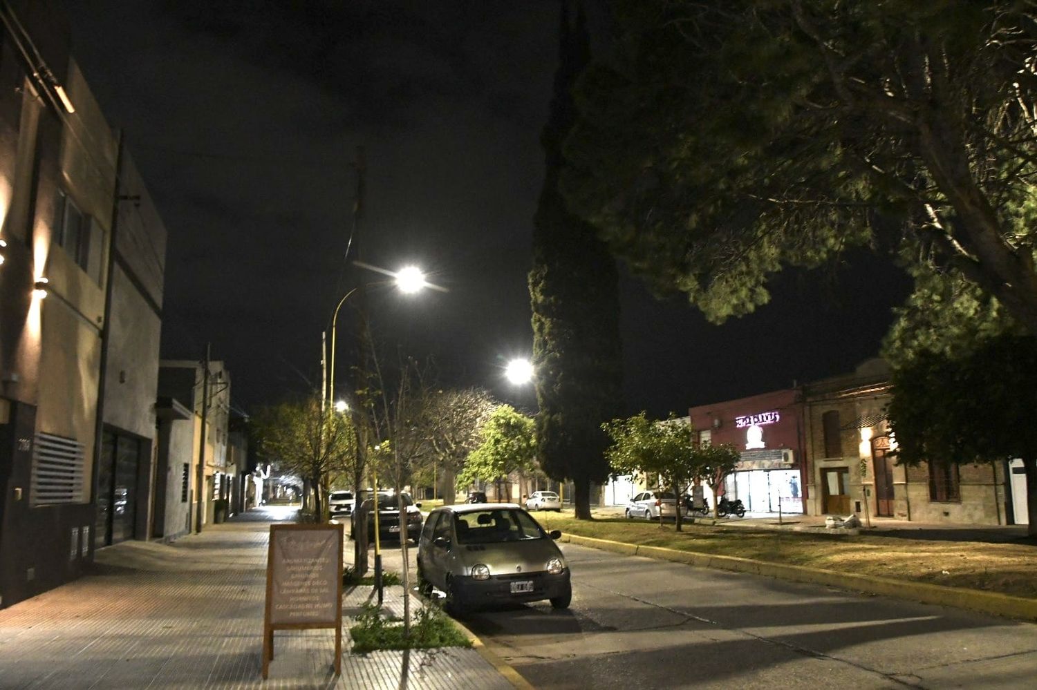 En el microcentro sur sigue el reemplazo de luces de vapor de sodio por luminarias LED.