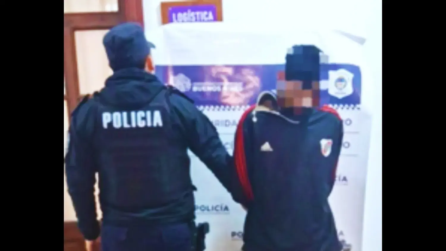 El sujeto fue detenido después de ser notificada la policía sobre la alteración del orden público.